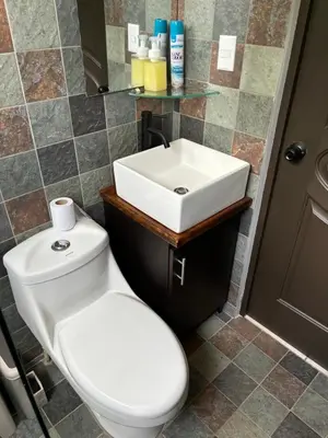 a bathroom with a toilet and a sink at Casa de descanso in San Pablo