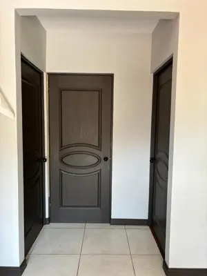 an empty hallway with a door in a building at Casa de descanso in San Pablo