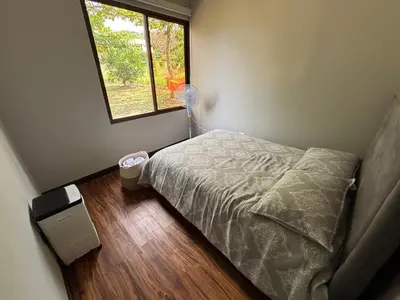 a small bedroom with a bed and a window at Casa de descanso in San Pablo