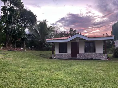 a small house in a yard with a green lawn at Casa de Campo Nara in Fortuna
