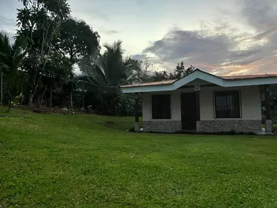 a small house in a yard with a green lawn at Casa de Campo Nara in Fortuna