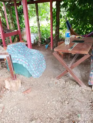 a picnic table and a table with a bed and a picnic at Casa de árbol familiosa in Tapantí