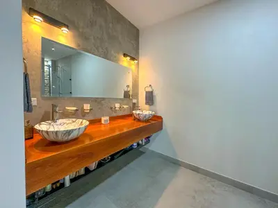 a bathroom with a large bowl sink and a mirror at Eben-ezer #1 in Uvita