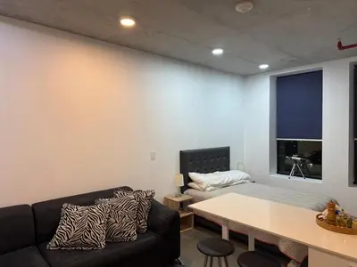a living room with a couch and a table at Apartamento Vista 11 URBN Escalante in San José