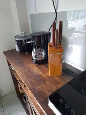 a kitchen counter with a counter top with a knife block at Cabinas Kai in Quepos