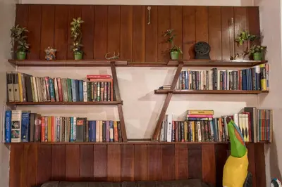 a book shelf filled with lots of books at Casa Hotel Sura in San José