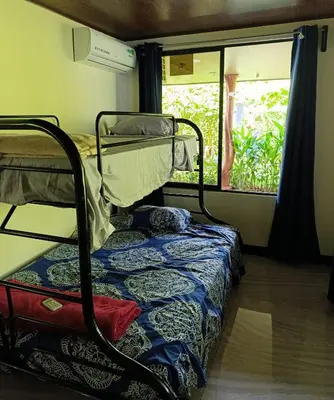 a room with two bunk beds and a window at Quinta Rincon Silvestre cerca de Volcán in Jabillos