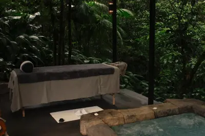 a bath tub in a room with a jungle at Secret Bungalows Lechu in Fortuna