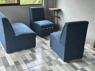 two blue chairs and a stool in a waiting room at Mi refugio in Ciudad Cortés