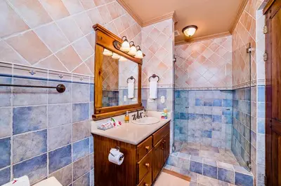 a bathroom with a sink and a mirror at Palacio Tropical in Puntarenas