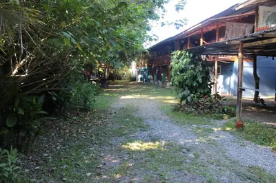 a dirt road in front of a building at Brisas del Caribe 3 in Tapantí