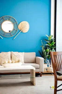 a living room with a couch and a blue wall at Catorce Urbano in San José