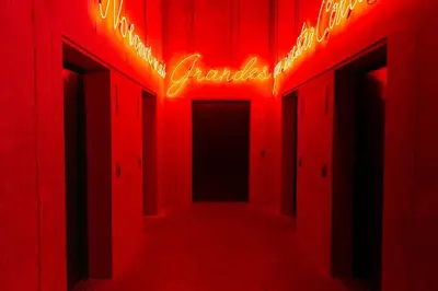 a red corridor with a sign that readsgraduate at Horizonte 28 Escalante in San José