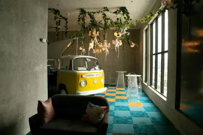 a living room with a yellow van in a room at Horizonte 28 Escalante in San José