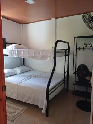 a bedroom with two bunk beds in a room at Casitas katia in Tapantí