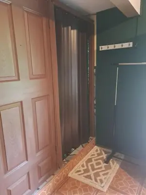 a room with a door and a wall with a floor at Beliz Habitación privada con baño privado in Liberia