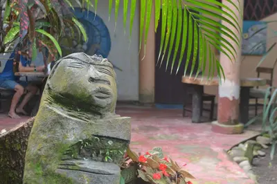 a statue of a head in a building at Hostel Piramys in Tapantí