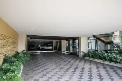 an empty lobby with a car in a garage at Zen Urbano View of the Irazu Volcano con Jacuzzi and AC in Curridabat
