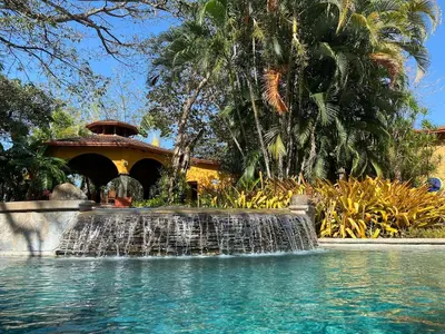 a fountain in the middle of a swimming pool at Casa La Junglita in Paraíso