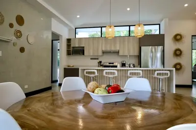 a bowl of fruit on a wooden table in a kitchen at Casa La Junglita in Paraíso