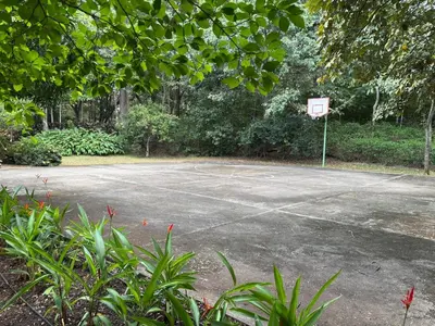 an empty basketball court with a basketball hoop at Casa La Junglita in Paraíso