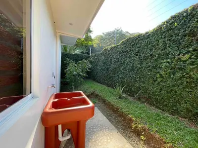 a red stool sitting on the side of a house at Villa del Sol house with pool & AC in Tapantí