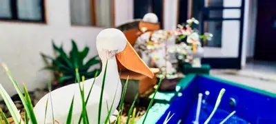 a statue of a pelican sitting in the grass at Casa para grupos grandes 28 huéspedes in Santo Domingo