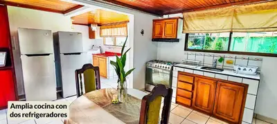 a kitchen with a table and a refrigerator at Casa para grupos grandes 28 huéspedes in Santo Domingo