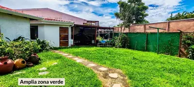 a yard of a house with a green lawn at Casa para grupos grandes 28 huéspedes in Santo Domingo