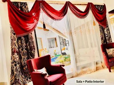 a living room with a red chair and a window at Casa para grupos grandes 28 huéspedes in Santo Domingo