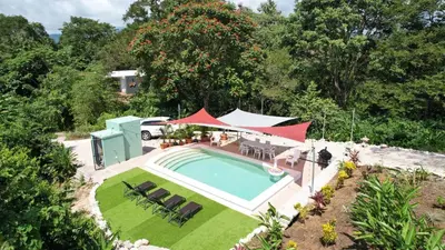 an overhead view of a swimming pool with chairs and a table at Casa Nube, 3 mins to beaches in Sámara