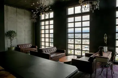 a room with a table and chairs and windows at Vistas a la montaña 1301 URBN in San José