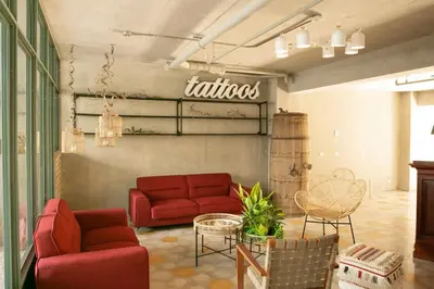 a lobby with two red couches and a sign on the wall at Vistas a la montaña 1301 URBN in San José
