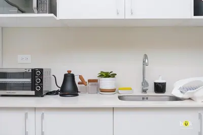 a kitchen counter with a sink and a microwave at Vistas a la montaña 1301 URBN in San José