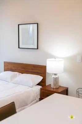 a bedroom with two beds and a table with a lamp at Vistas a la montaña 1301 URBN in San José