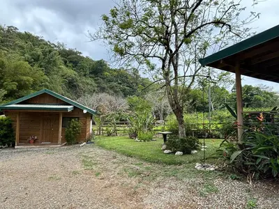 a house with a yard with a shed at Cabaña Jacaranda #1, San Isidro, Pérez Zeledón in Roble