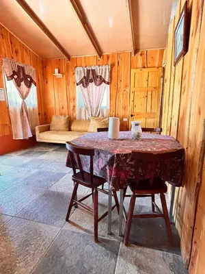 a room with a table with two chairs and a couch at Ecos del Poás junto a la piscina in Alajuela City