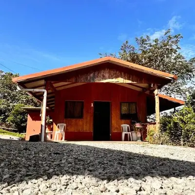 Ecos del Poás junto a la piscina