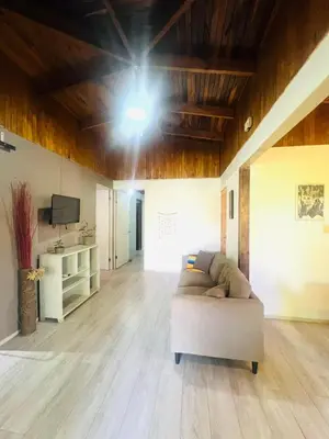 a living room with a couch and a tv at Apartamento con jardín privado in Coco