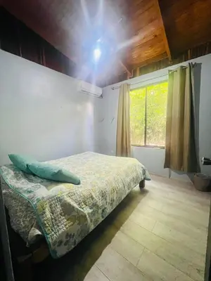 a bedroom with a bed and a window at Apartamento con jardín privado in Coco