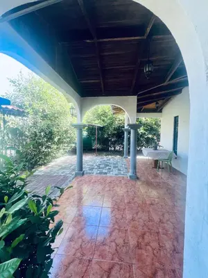 an outdoor patio with an archway and a table at Apartamento con jardín privado in Coco