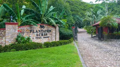 a sign for a plantation agent in a park at Villa Azulita in Tarcoles