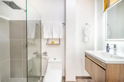 a bathroom with a shower and a toilet and a sink at Macondo Ecolodge Apt 5 - Alpinias in Coco