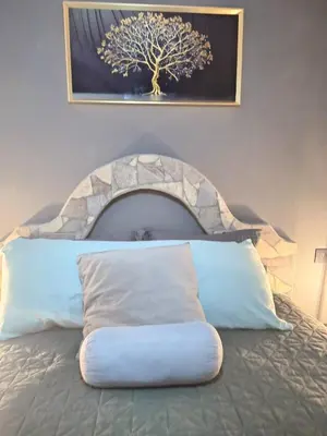 a bed with a head board with a tree on it at Apartamento Studio cerca de Playa Tamarindo in Villarreal