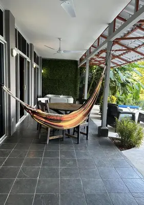 a hammock on the patio of a house at Manuel Antonio Appartement 4 personnes Terrasse priv in Quepos
