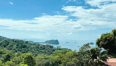 a view of the ocean from a hill with trees at Manuel Antonio Appartement 4 personnes Terrasse priv in Quepos
