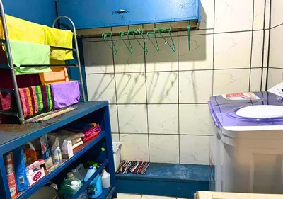 a bathroom with a blue shelf next to a sink at Peace of the forest in Llano Grande