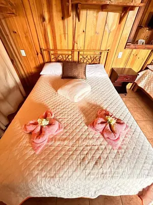 a bed with two towels on top of it at Ecos del Poás vista a la montaña in Dulce Nombre