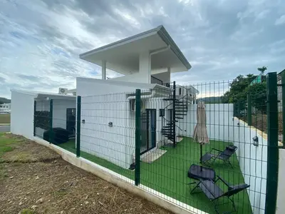 a fence with two chairs inside of it at El Chante cerca de playas, piscinas y vistas a la montaña in Herradura