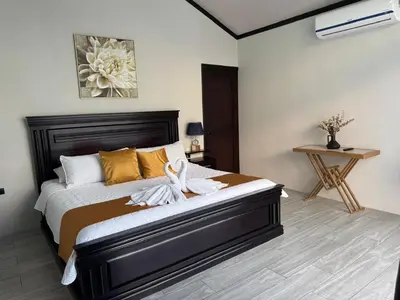 a bedroom with a large bed in a room at Casa del Lago in Bijagua
